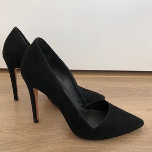 Alice + Olívia Classic pumps.